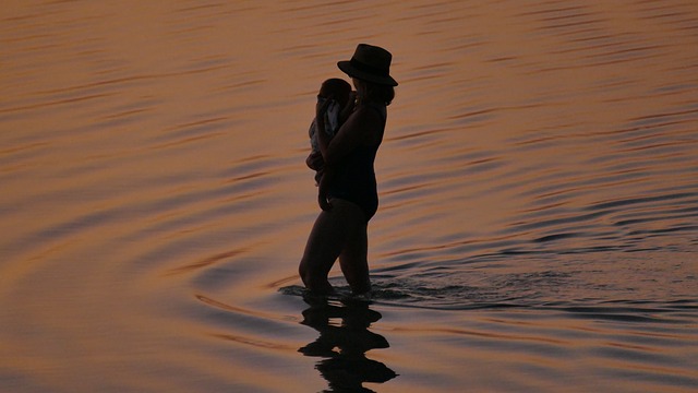 žena s dítětem ve vodě